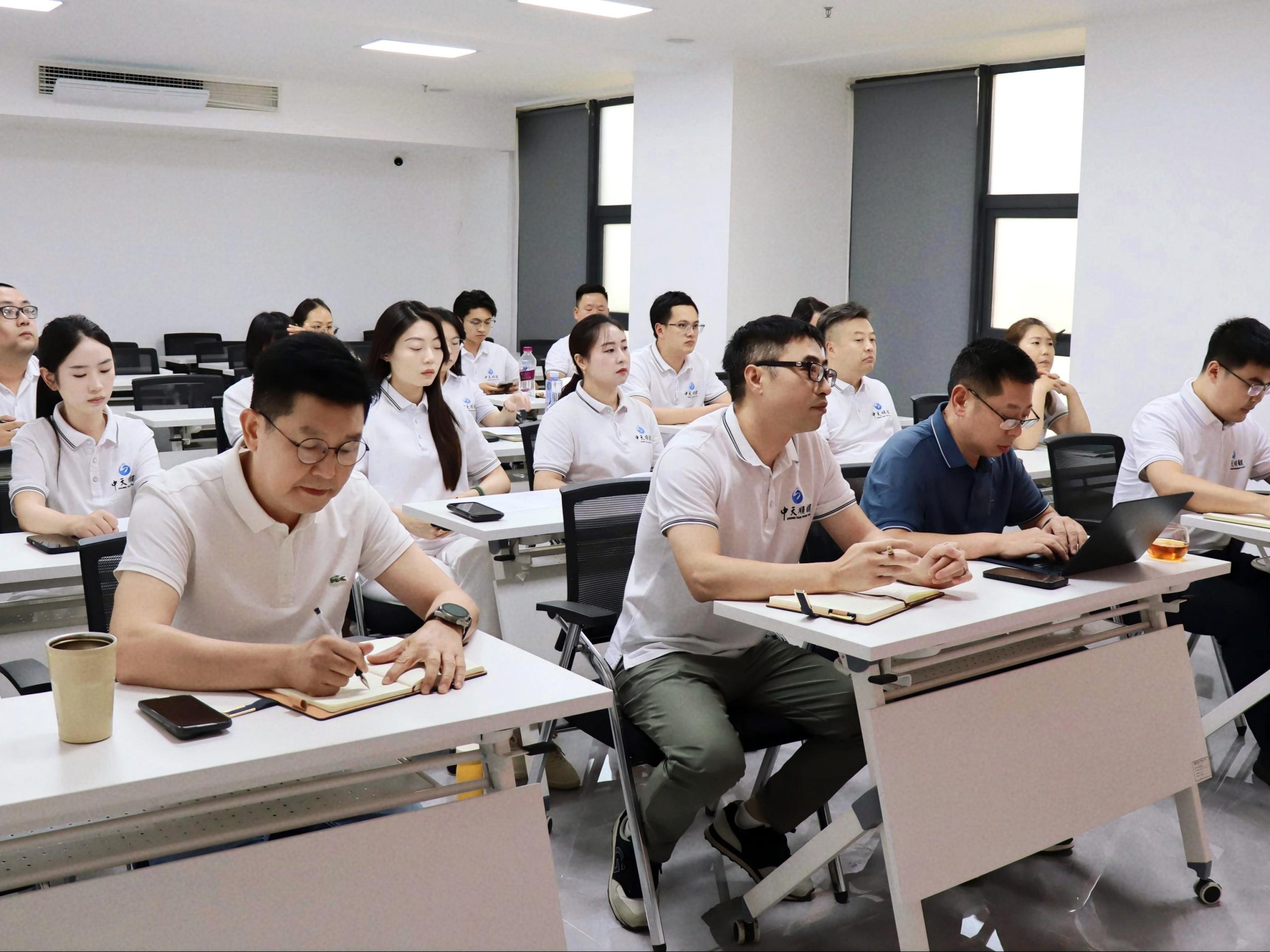 公司召开2026年度上半年工作总结会议